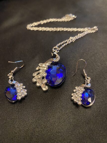 Sparkle and Majesty: Discover This Stunning Peacock Set